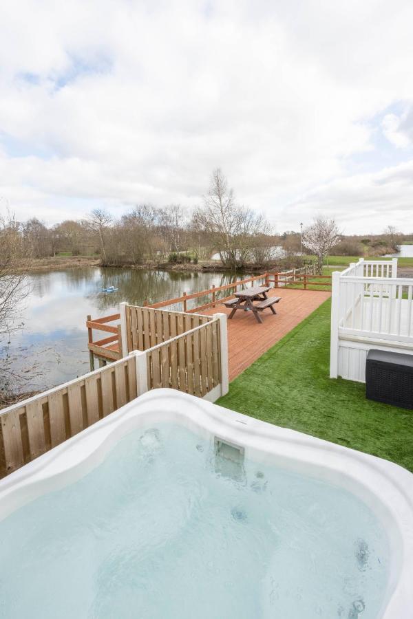 Hallcroft Fishery And Holiday Park Retford Esterno foto