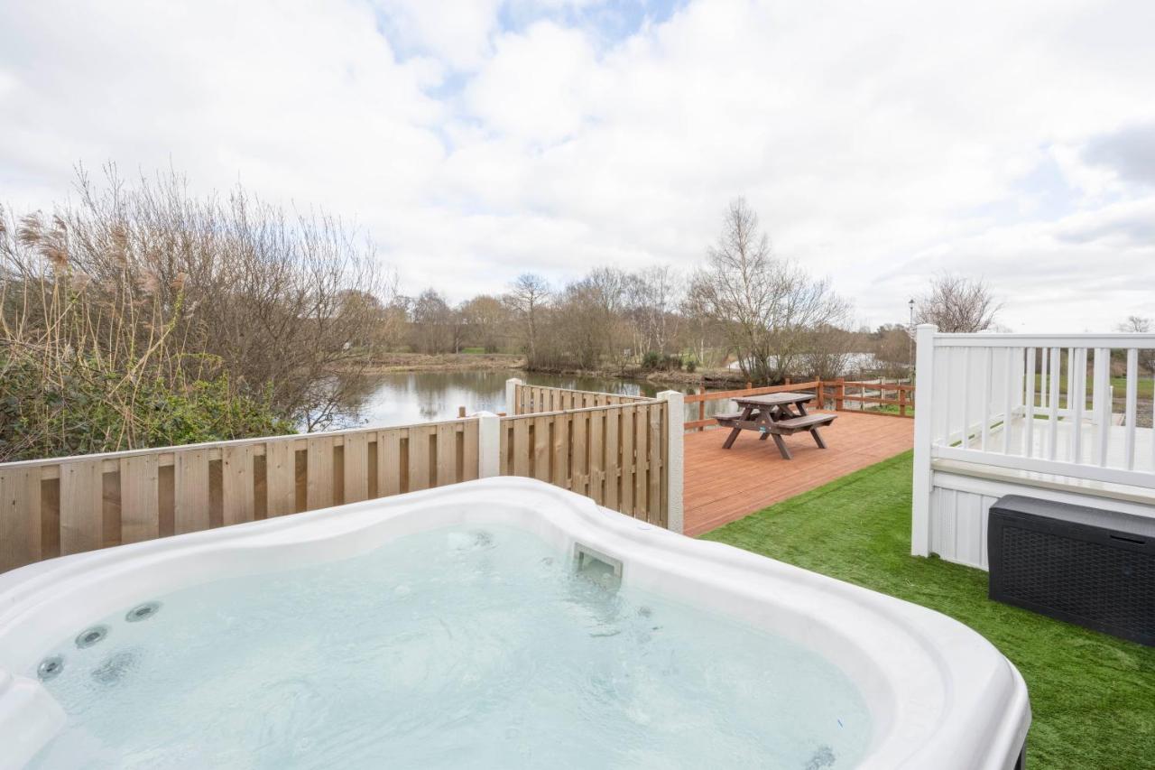 Hallcroft Fishery And Holiday Park Retford Esterno foto