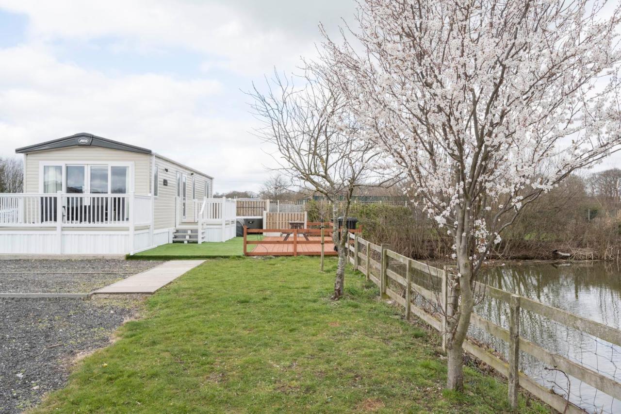 Hallcroft Fishery And Holiday Park Retford Esterno foto