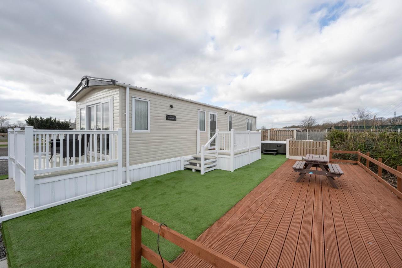 Hallcroft Fishery And Holiday Park Retford Esterno foto